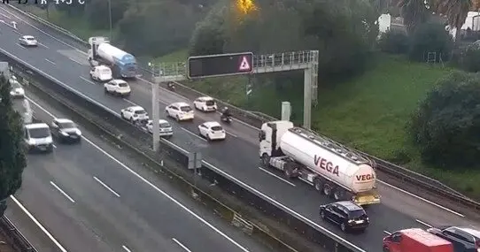 Imagen de las retenciones en la A-49 por un accidente a la altura de Castilleja de la Cuesta.| DGT