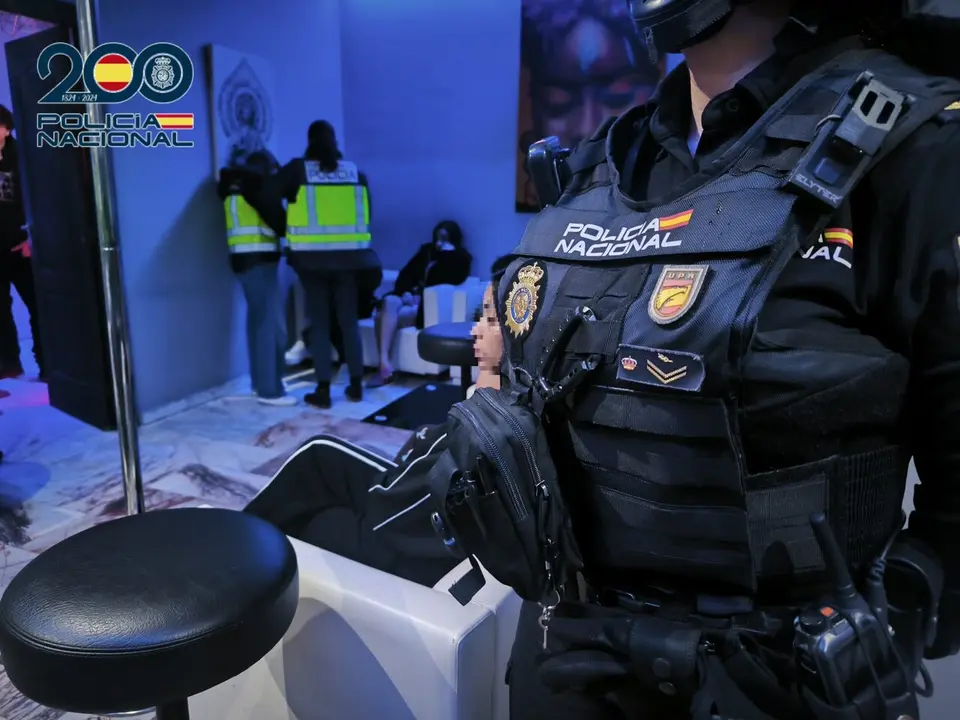 Imagen de archivo de una intervenci&oacute;n policial en un local dedicado a la explotaci&oacute;n sexual. |  Polic&iacute;a