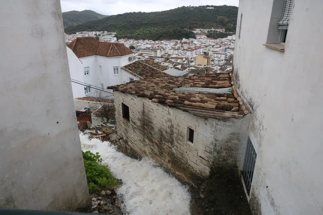 Imagen de Ubrique con el cauce del r&iacute;o en la parte alta del pueblo. Nacho Frade/E. P.