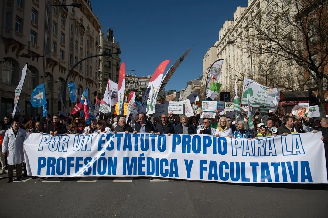 Manifestantes portan pancarta con lema 'Por un estatuto propio para la profesi&oacute;n m&eacute;dica y facultativa' | Fernando S&aacute;nchez / Europa Press