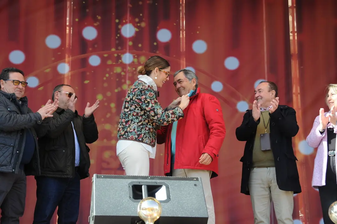 Pepe Oneto recibiendo la distinci&oacute;n. | J.F.C.