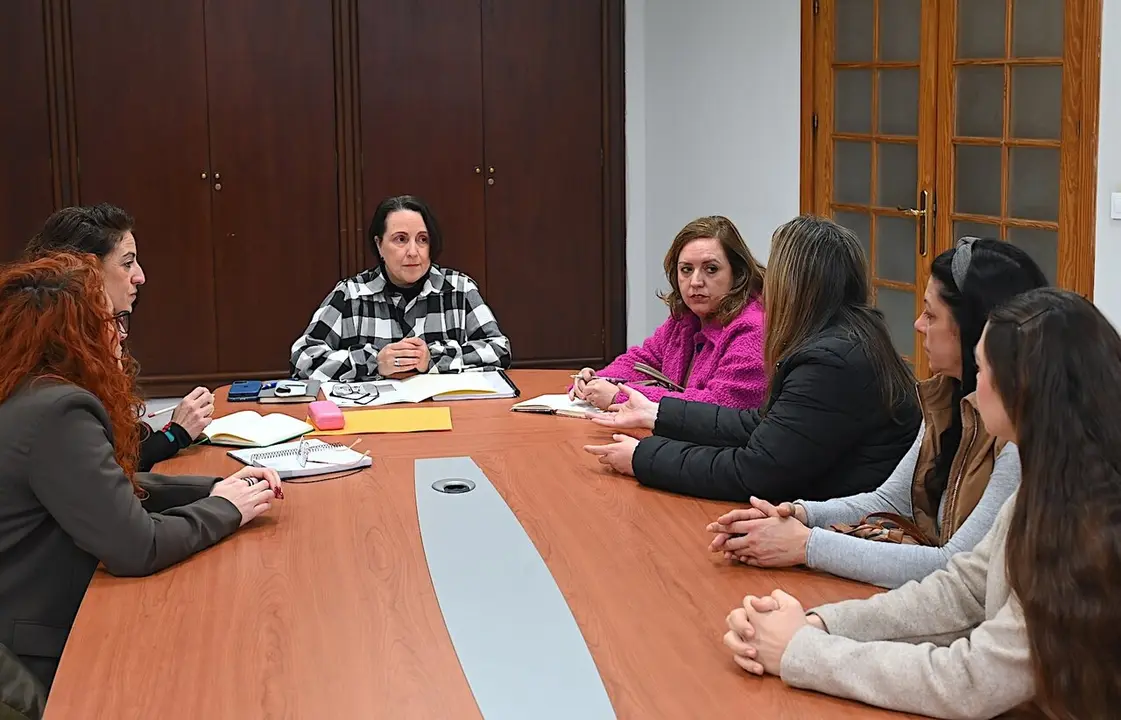 Nela Garcia, reunida con la AMPA del Miguel de Cervantes. | jerez.es