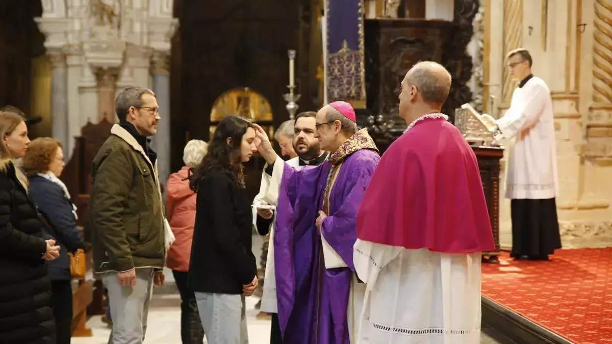El obispo de C&oacute;rdoba, Jes&uacute;s Fern&aacute;ndez, impone la ceniza a los fieles en la Catedral para dar inicio a la Cuaresma