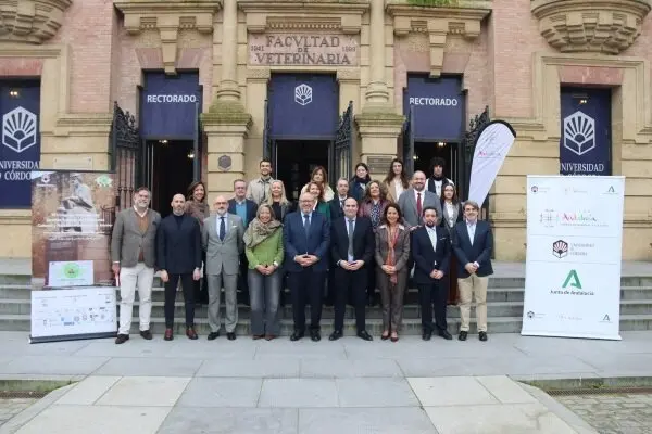 Autoridades durante la presentaci&oacute;n del congreso en la fachada principal del Rectorado.