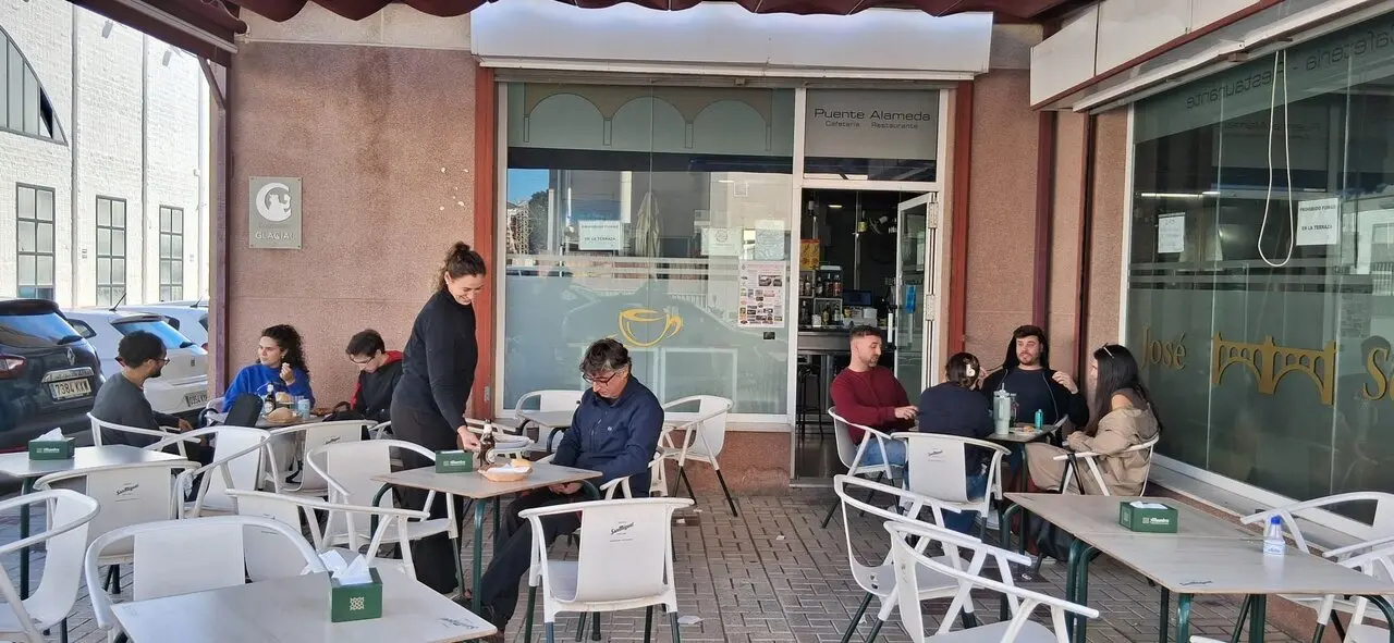 El sector servicios acapara mano de obra femenina./Arroyo.