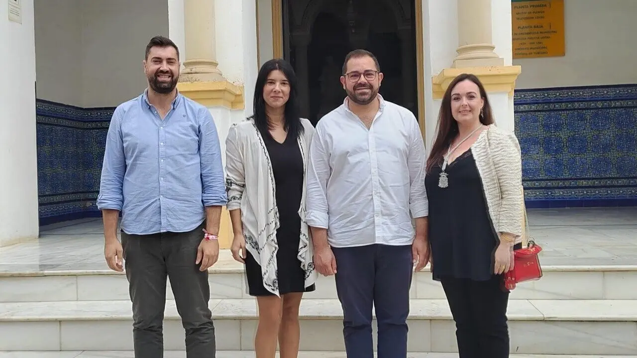 Carmen Abad, segunda por la izquierda, junto a sus compa&ntilde;eros concejales socialistas. | PSOE La Palma del Condado.