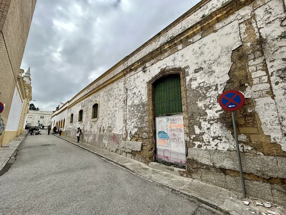 Exterior del antiguo casco bodeguero de la calle Ray&oacute;n. | Viva Jerez.