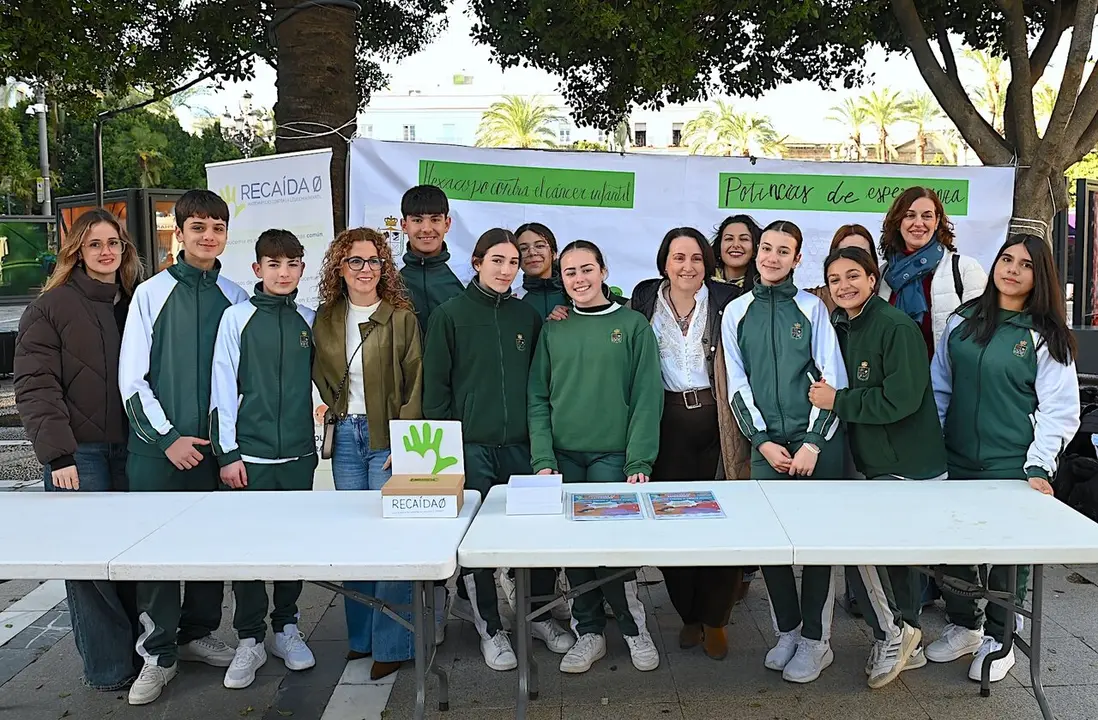 Los alumnos en el stand instalado en la plaza del Arenal. |  jerez.es