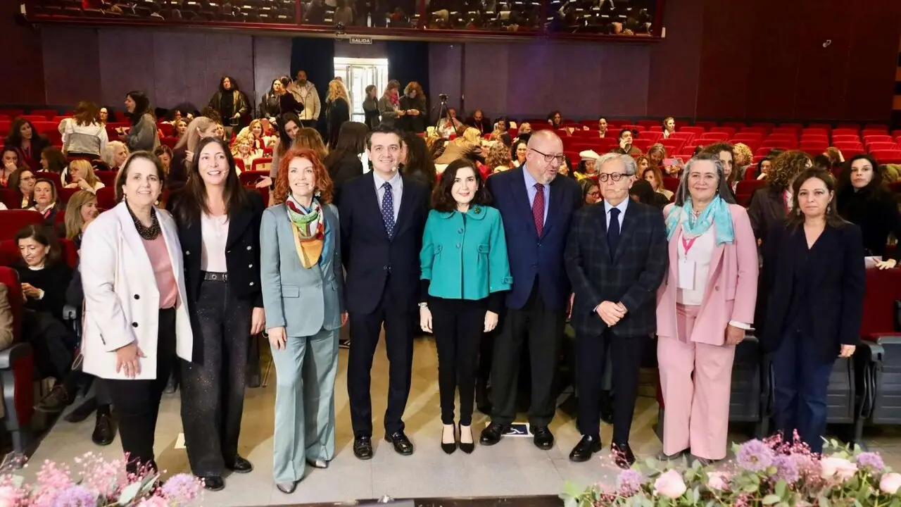 Las consejeras de Inclusi&oacute;n Social, Juventud, Familias e Igualdad, Loles L&oacute;pez, y de Empleo, Empresa y Trabajo Aut&oacute;nomo, Roc&iacute;o Blanco.