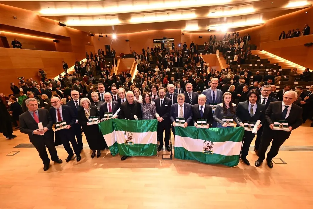 Acto de entrega de banderas de Andaluc&iacute;a en el Parque de las Ciencias de Granada. | Europa Press.