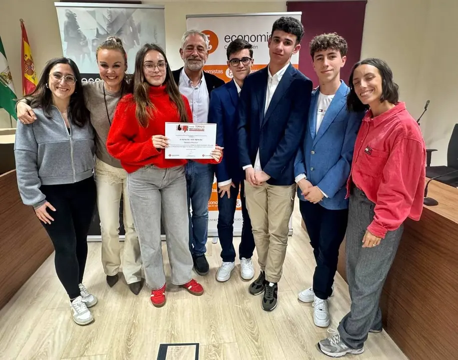 Sergio Berrios junto a los ganadores del torneo. - Foto: Esperanza Calzado.