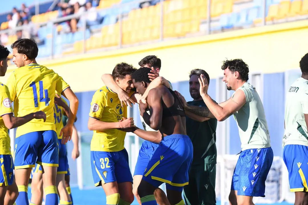 Los jugadores del Mirandilla celebran el 3-2 de Ngono ante el C&oacute;rdoba B. | C&aacute;diz CF.