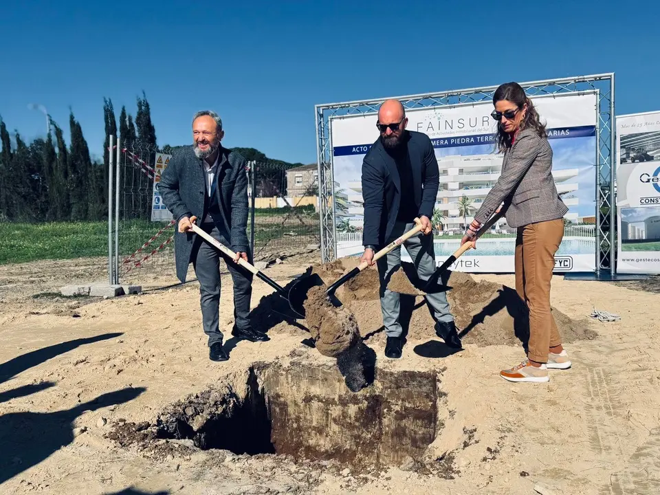 Primera piedra en "Las Terrazas de Las Mar&iacute;as". | VIVA