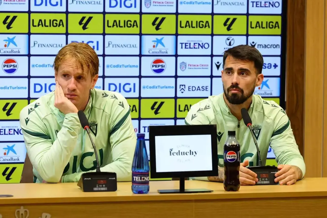 &Aacute;lex Fern&aacute;ndez y Suso, en la sala de prensa. | C&aacute;diz CF.