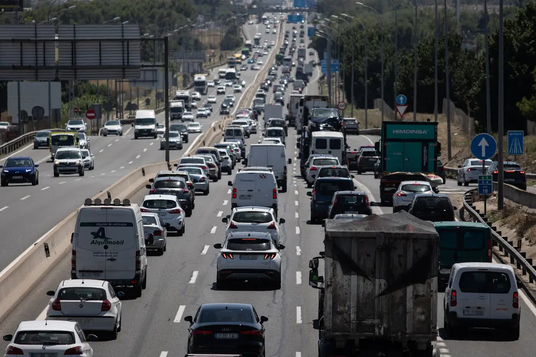 Atasco en la autov&iacute;a A-4.| EUROPA PRESS
