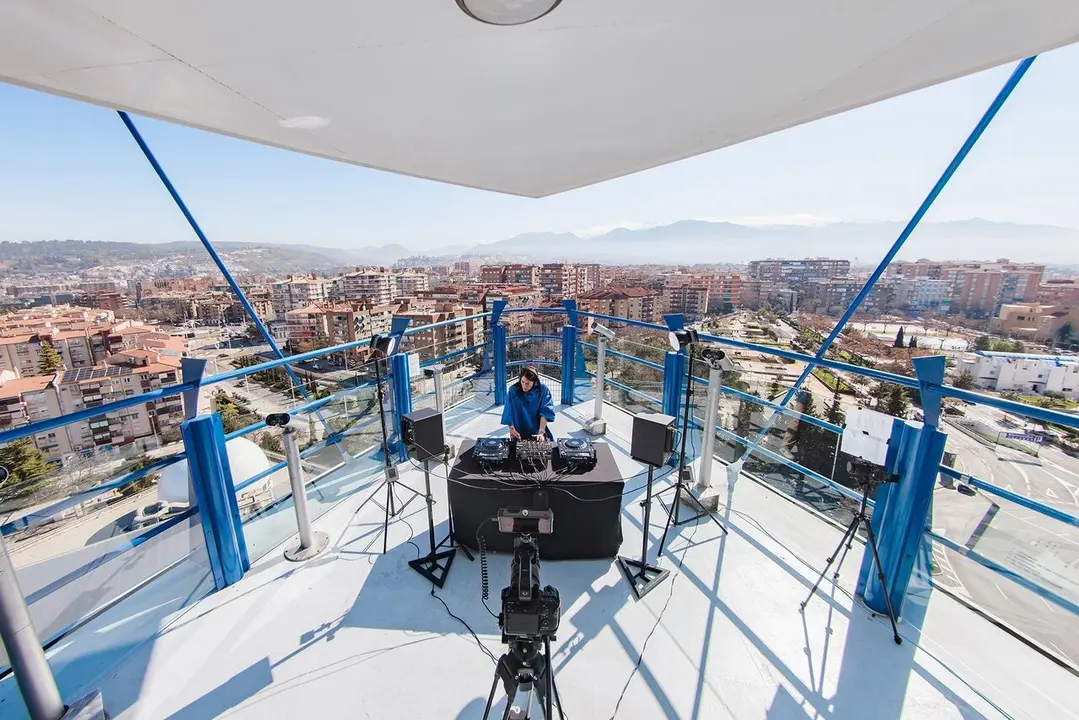 La DJ Lorena Caba durante la sesi&oacute;n en la Torre de Observaci&oacute;n. | Europa Press