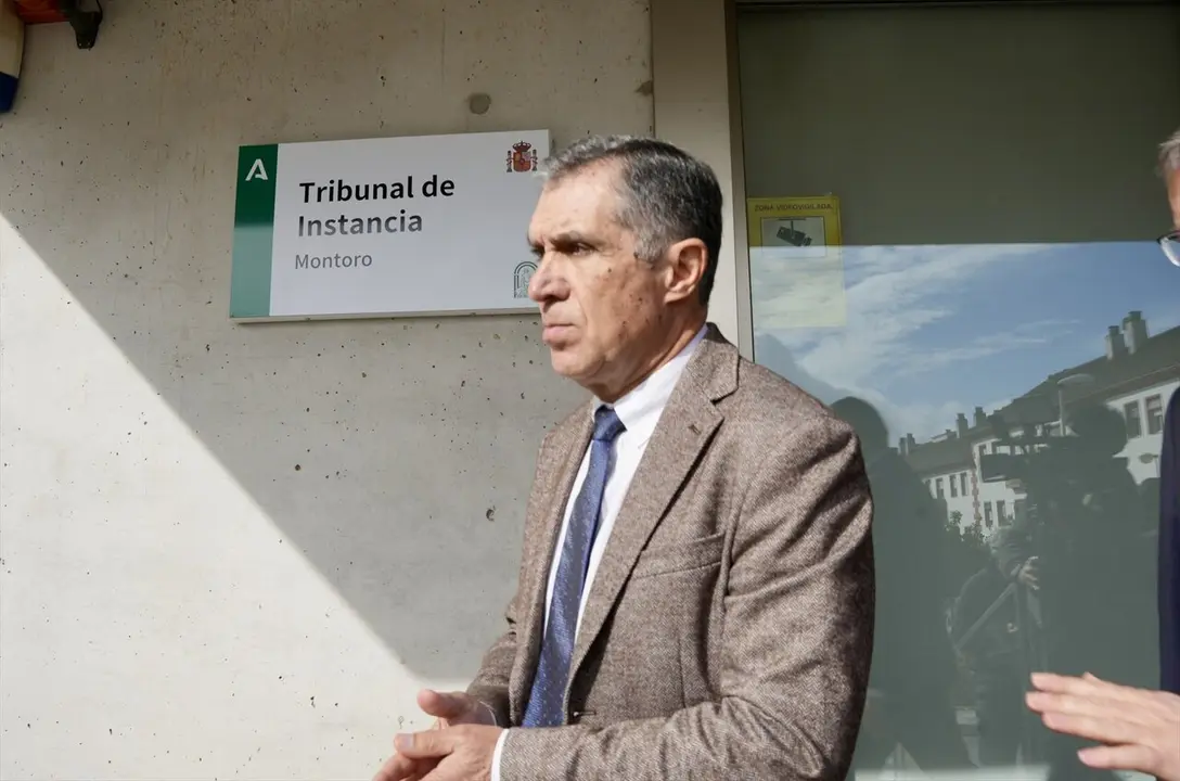 El presidente del Tribunal Superior de Justicia de Andaluc&iacute;a (TSJA), Lorenzo del R&iacute;o (i), realiza una visita a los Juzgados de Montoro (C&oacute;rdoba)
