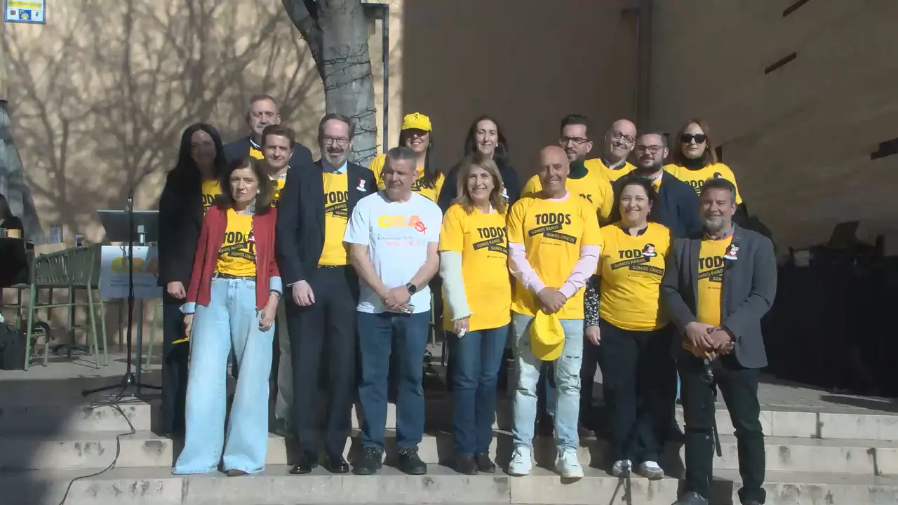 Foto de familia en la acci&oacute;n 'Abrazo a la Mezquita-Catedral' con motivo del D&iacute;a Mundial de las Enfermedades Rara