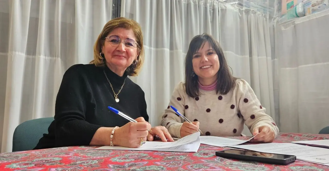 Ana Ramos, Presidenta de Vivir Compartiendo, y Claudia Bernab&eacute;u, Presidenta de Sevihda, en el el acto de la firma de este acuerdo.| VIVIR COMPARTIENDO
