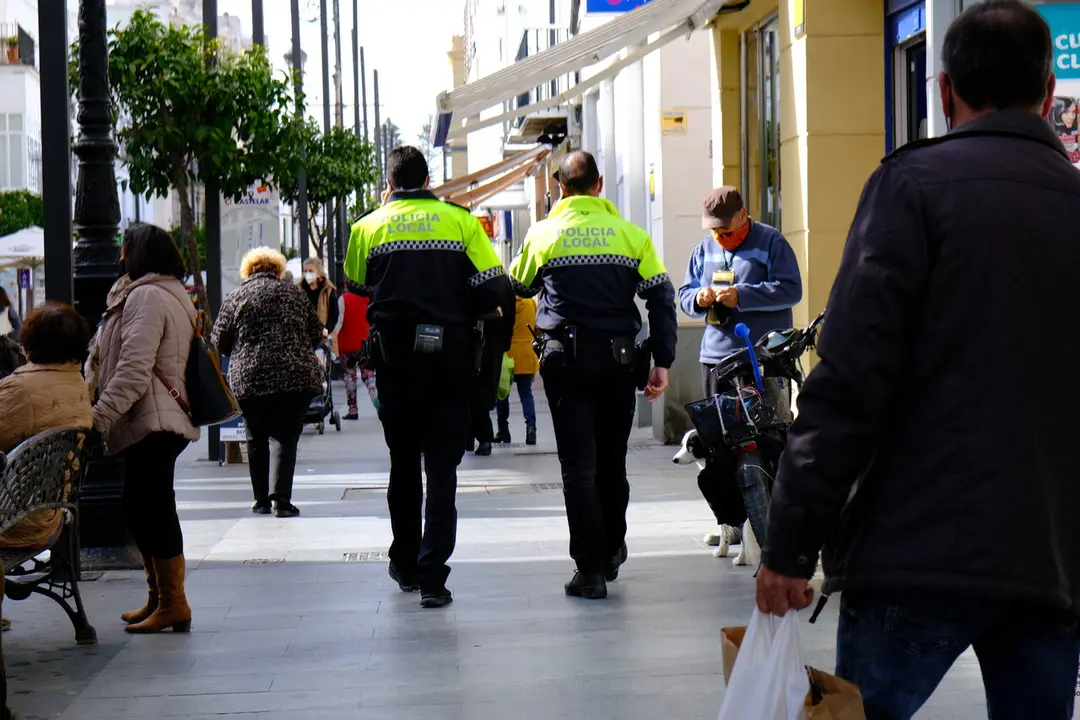 Agentes de la Polic&iacute;a Local en una patrulla por el centro de Sanl&uacute;car./Archivo