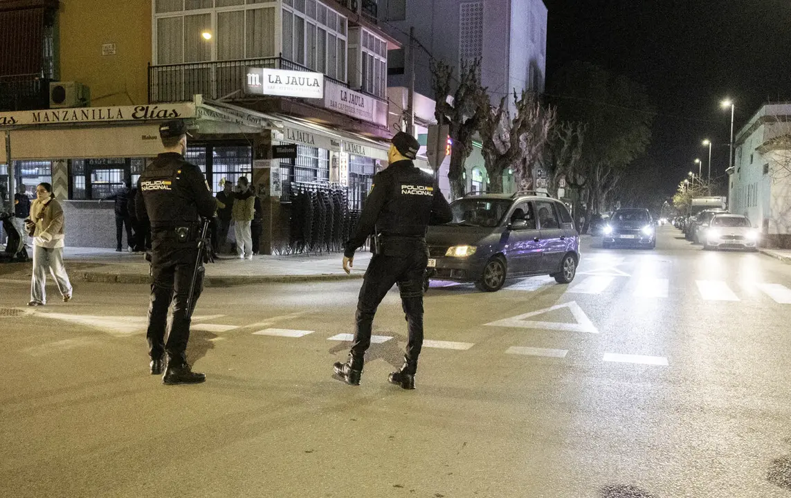 Agentes de la Polic&iacute;a Nacional, anoche, controlando el tr&aacute;fico en la Calzada.