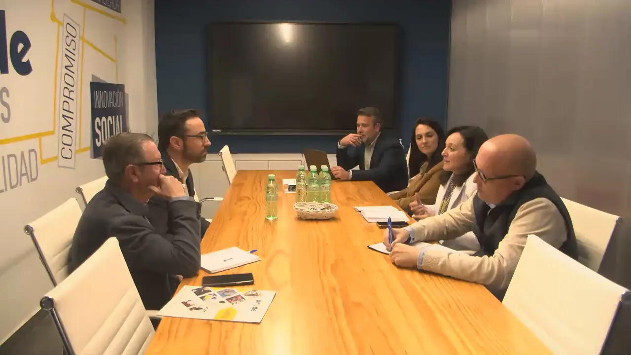Rafi Cresp&iacute;n, Mamen Gonz&aacute;lez y Joaqu&iacute;n Dobladez dura la reuni&oacute;n con represantes de la Fundaci&oacute;n PRODE C&oacute;rdoba