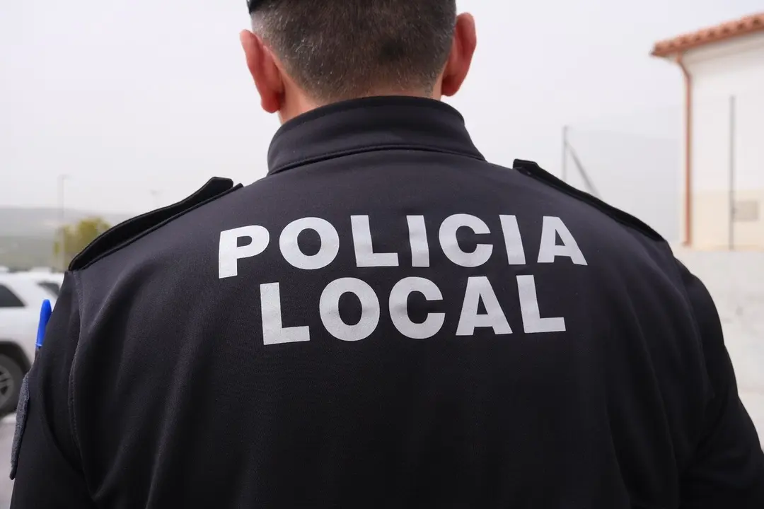 Archivo - Un agente de la Polic&iacute;a Local de Cabra.