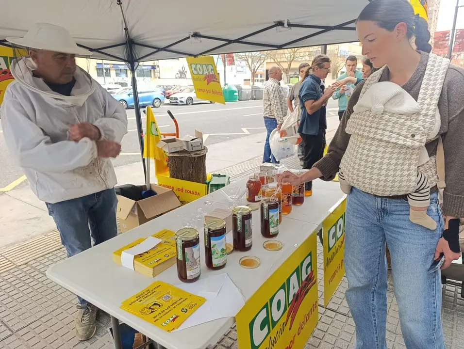 Estand de COAG con la miel. / COAG M&Aacute;LAGA