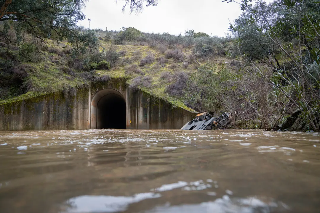 Archivo - El 'bogie' perteneciente a uno de los ejes del tren Iryo accidentado en Adamuz junto al Alvia, estancado en un arroyo cercano al lugar del suceso, a 24 de enero de 2026 en Adamuz (C&oacute;rdoba, Andaluc&iacute;a, Espa&ntilde;a).