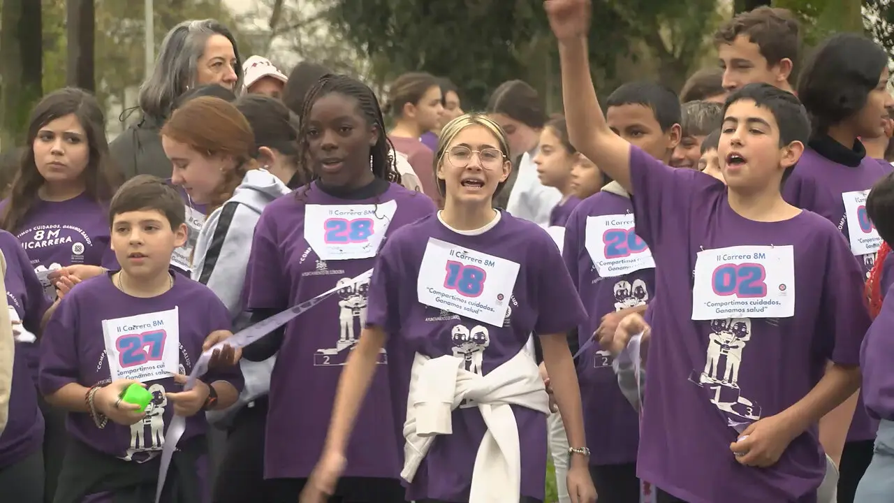Alumnos de colegios e institutos del Distrito Sureste participan en la II Carrera por el 8M