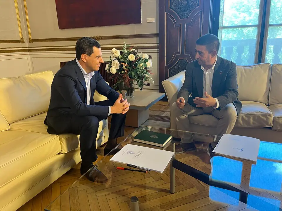 Imagen de archivo de la reuni&oacute;n de Juanma Moreno con Francisco Reyes. - Foto: Diputaci&oacute;n de Ja&eacute;n.