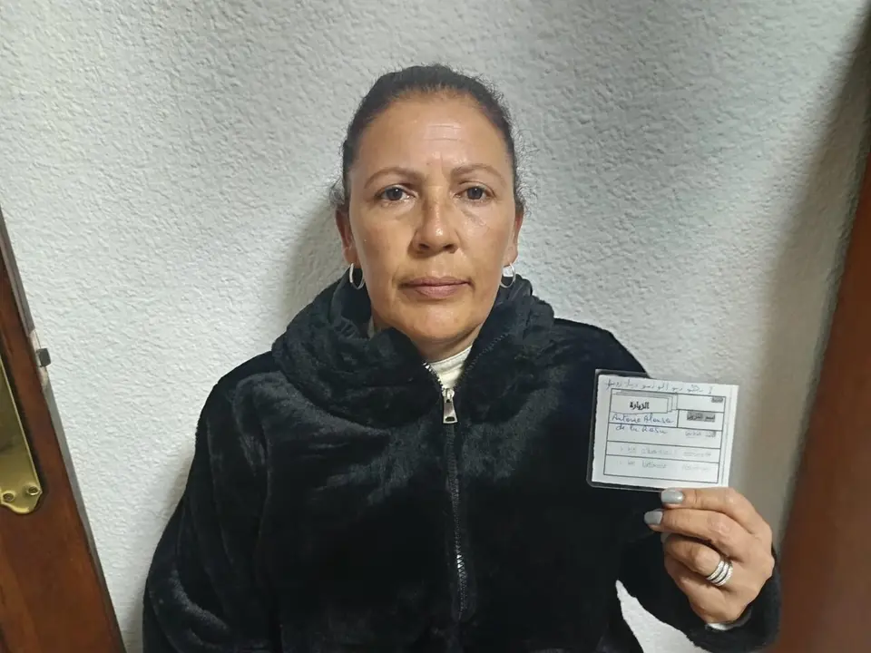 La madre de Antonio, Inmaculada de la Rosa Feria con la tarjeta autorizaci&oacute;n para las visitas en la c&aacute;rcel de Tetu&aacute;n. | I.D.L.R.F.