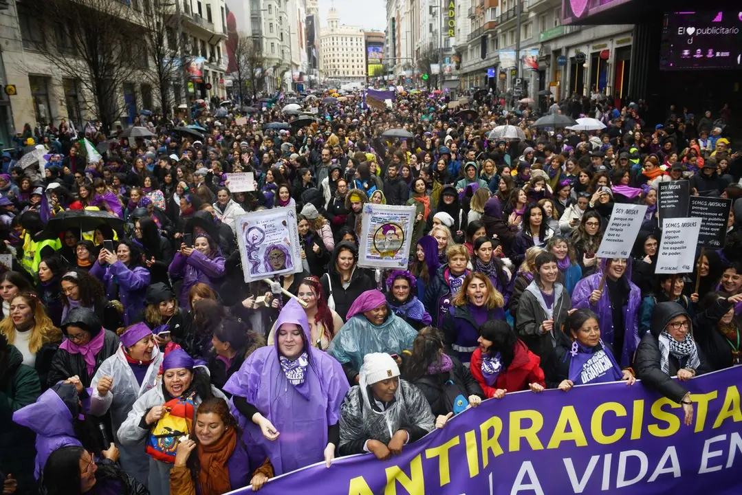 Cientos de personas durante la manifestaci&oacute;n convocada por la Comisi&oacute;n 8M. | Europa Press.