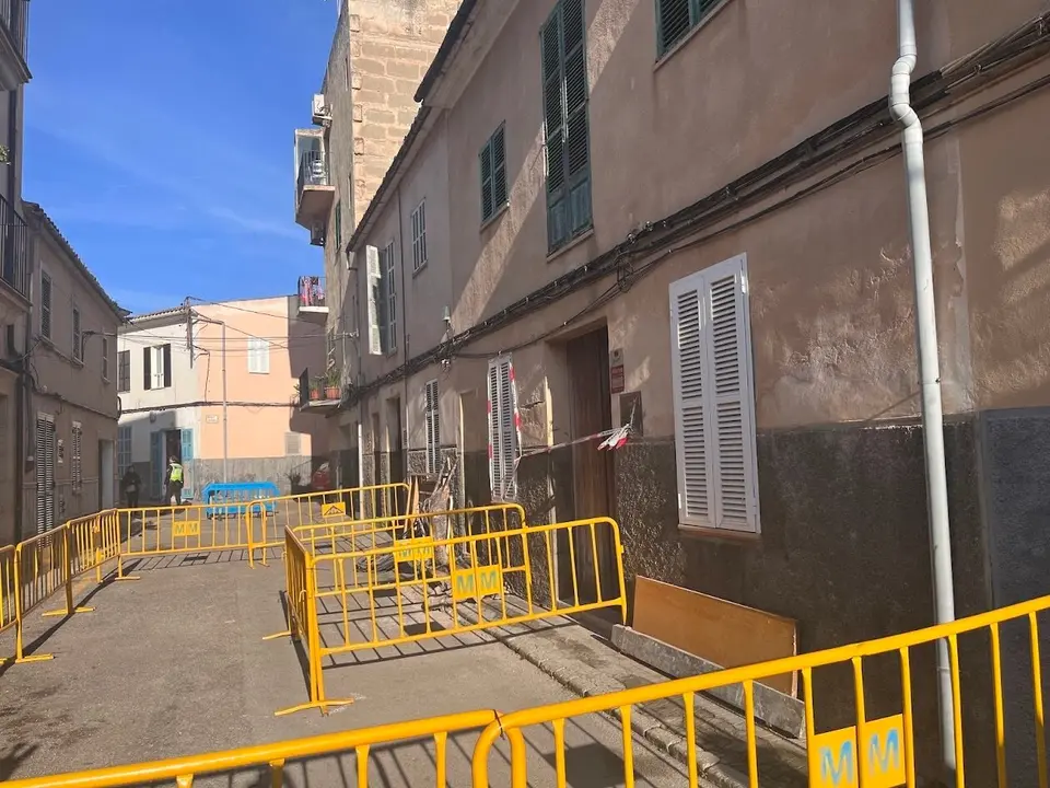 El Ayuntamiento precinta la vivienda afectada por el derrumbe en Manacor. | Europa Press.