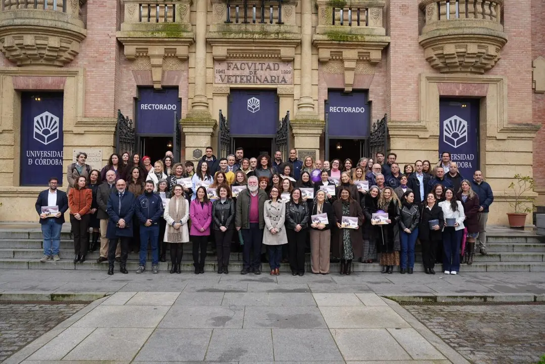 foto de grupo de los Premios Mar&iacute;a Zambrano y distintivos de &lsquo;Buenas pr&aacute;cticas o trayectoria en igualdad&rsquo; de la UCO.