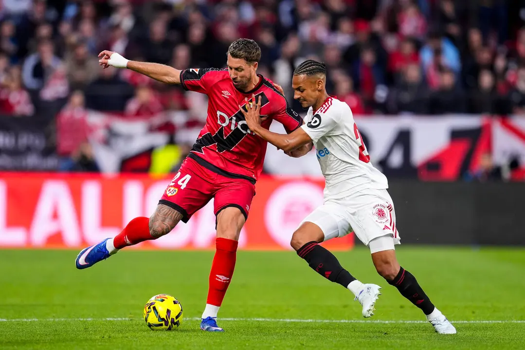 Florian Lejeune protege el bal&oacute;n ante la presencia de Djibril Sow. | Corchero/EP