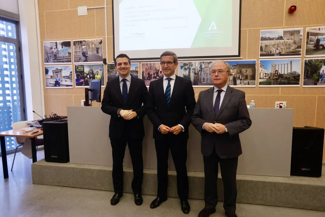 Paradela (centro), entre Bellido y D&iacute;az, en la jornada sobre la nueva Ley de Espacios Productivos en Andaluc&iacute;a (LEPA), celebrada en C&oacute;rdoba.