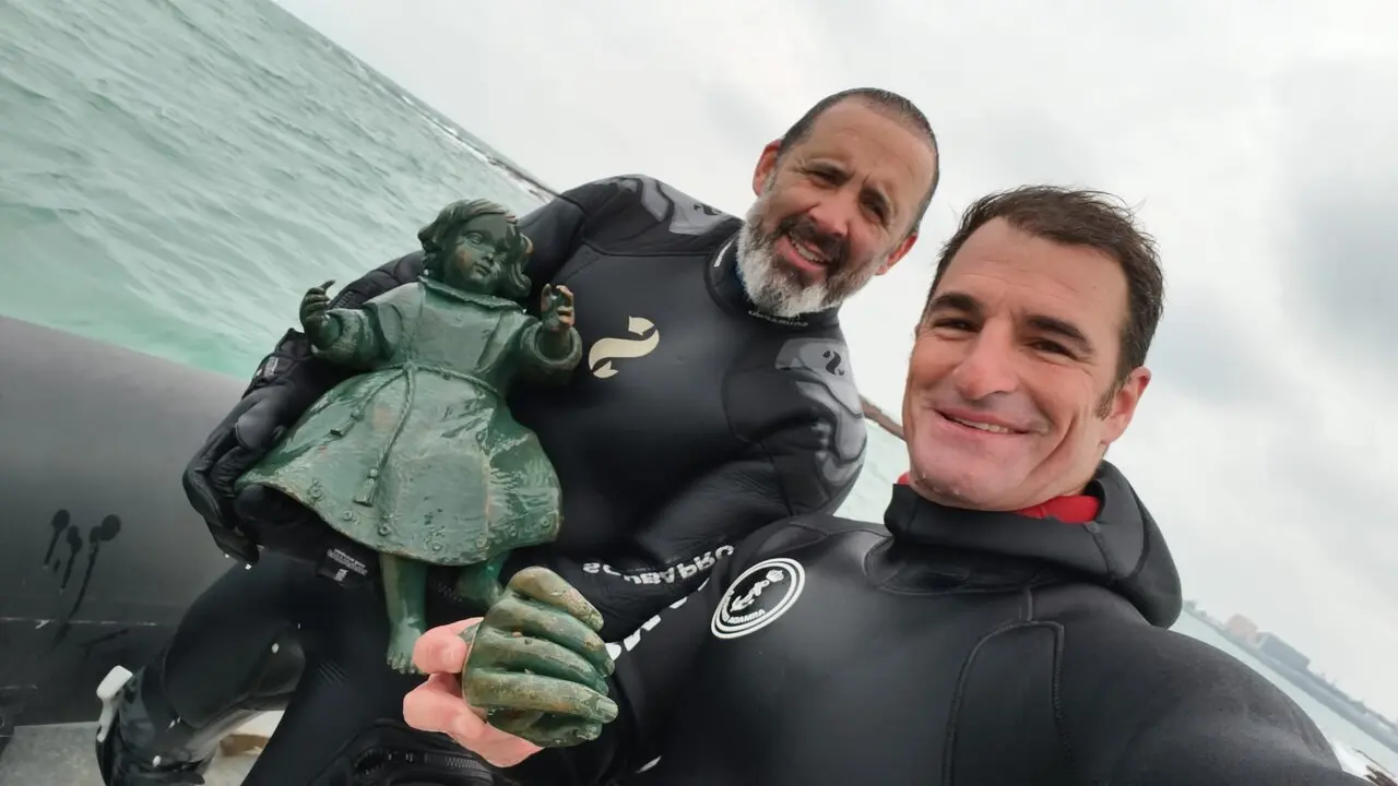 Rescate de la imagen del Ni&ntilde;o Jes&uacute;s y la mano de La Galeona por parte de la Armada. | APBC.