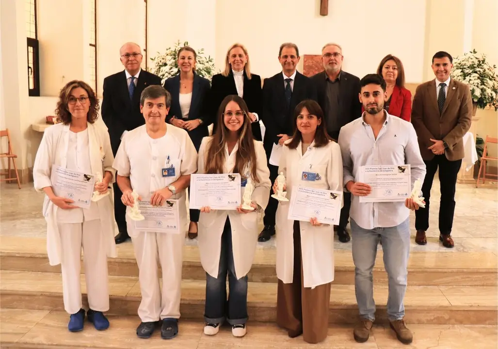 Foto de familia con los profesionales sanitarios galardonados en la presente edici&oacute;n de los Premios a la Excelencia Investigadora concedidos por el Hospital San Juan de Dios del Aljarafe.| HSJDA
