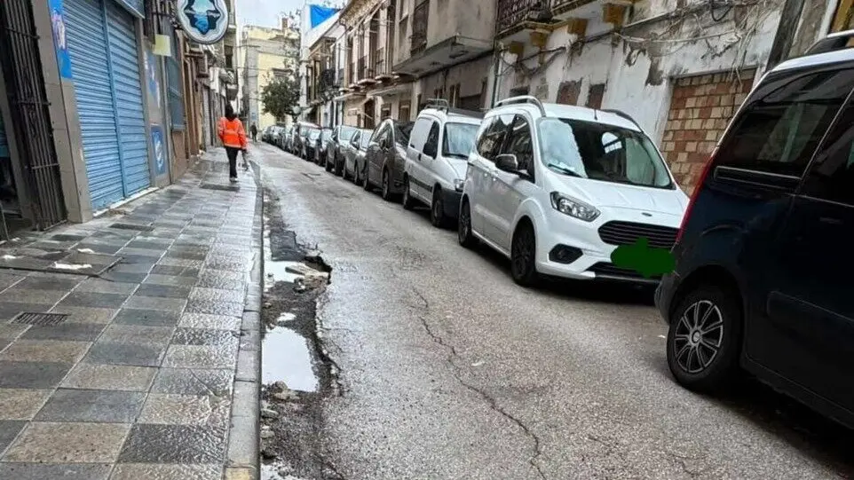 Baches en calles de Algeciras tras el temporal. | VIVA