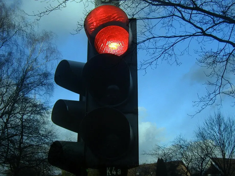 Sem&aacute;foros activados por control de velocidad.