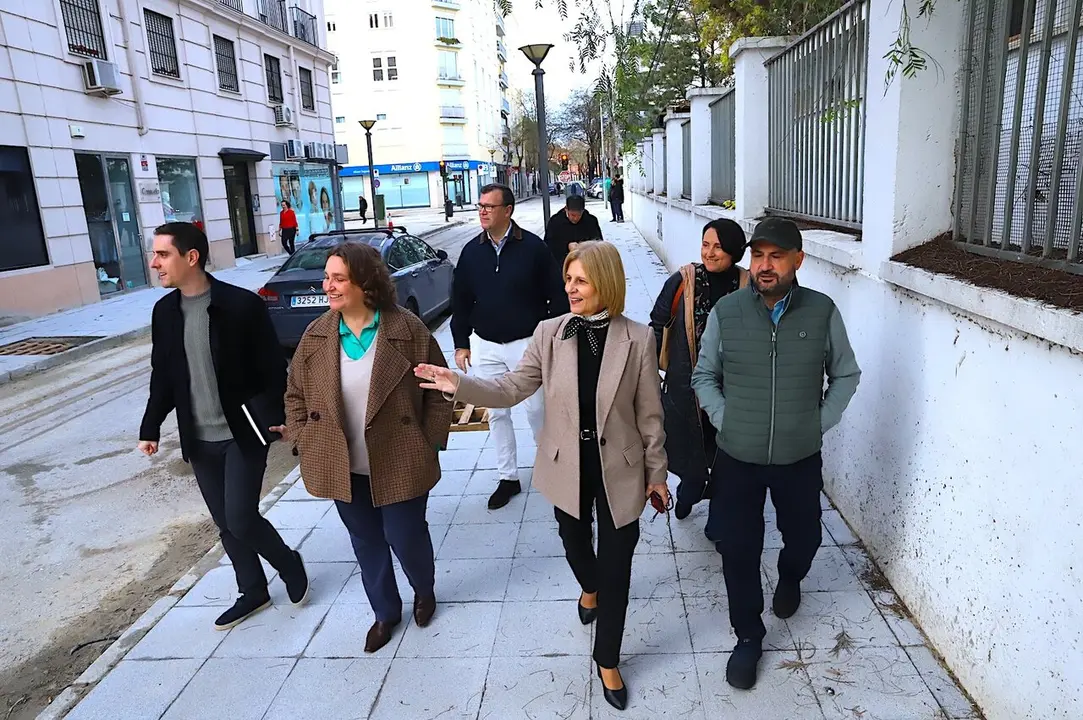 Garc&iacute;a-Pelayo, en el transcurso de su visita a las obras de la calle Santo Domingo. | Viva Jerez.
