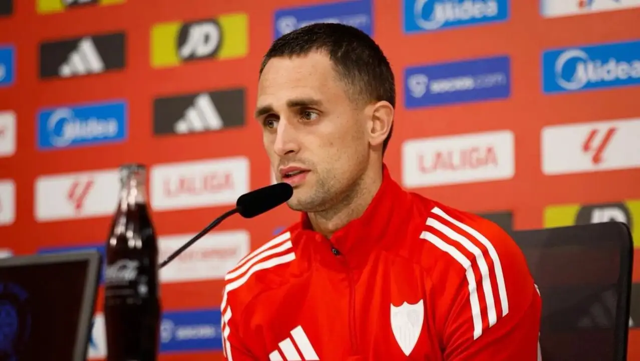 Adnan Januzaj comparece en la rueda de prensa del Sevilla FC. | SFC