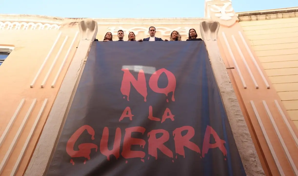 Pancarta del NO a la guerra en la sede del PSOE de Ja&eacute;n.