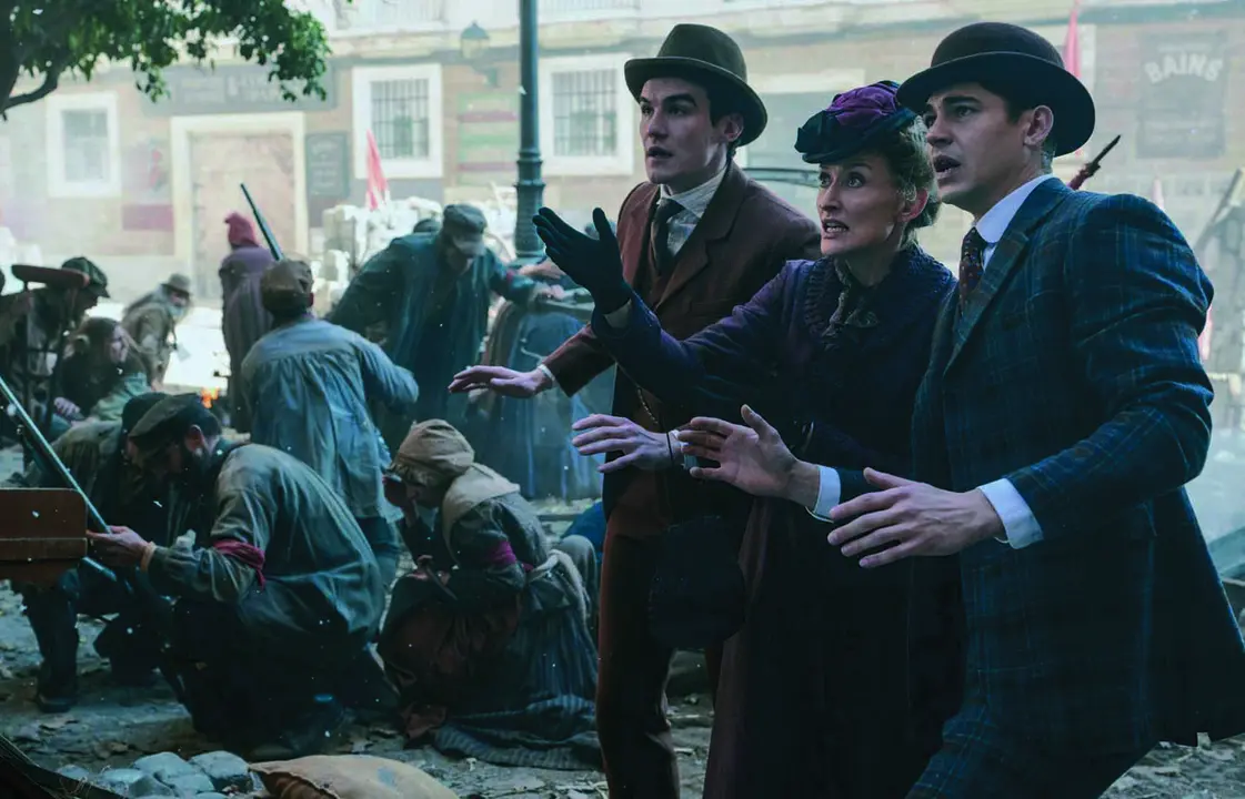 D&oacute;nal Finn, Natascha McElhone y Hero Fiennes-Tiffin, en una de las secuencias ambientadas en Par&iacute;s. | prime