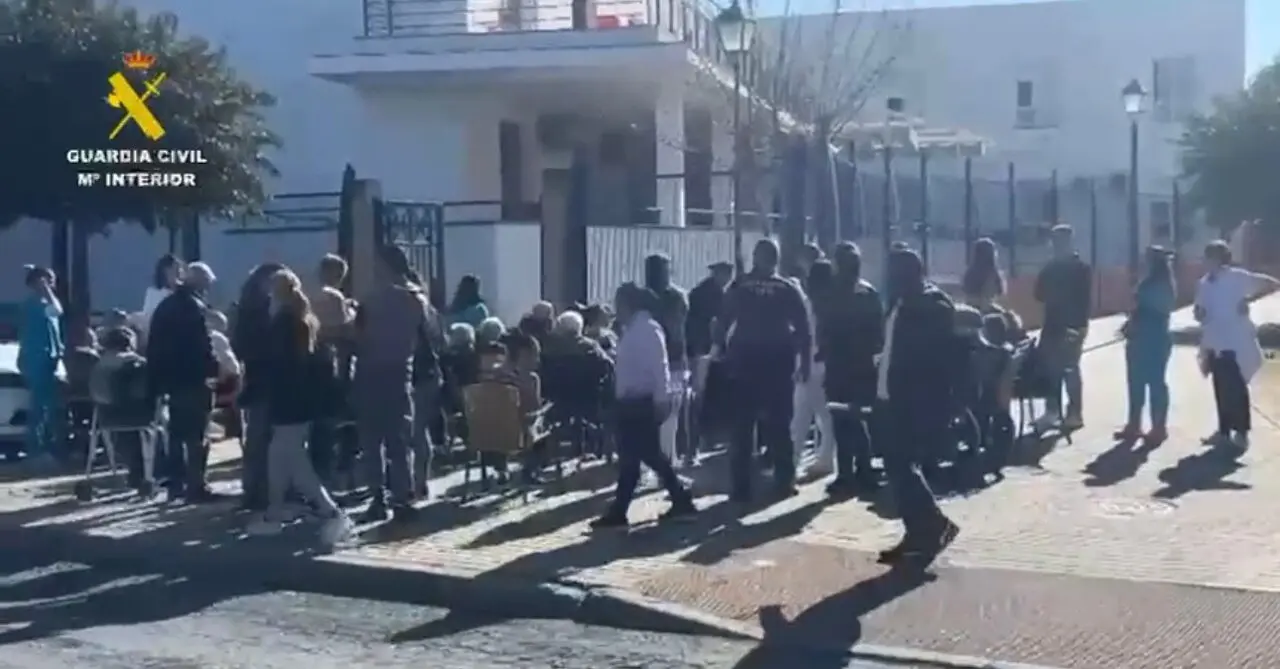 Evacuadas m&aacute;s de 50 personas en la residencia de ancianos en Lepe por gran salida de humo. | Guardia Civil.
