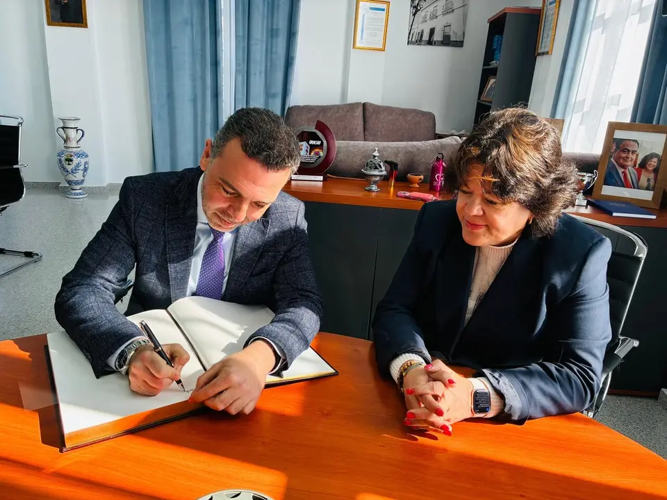 El delegado territorial de Justicia, Javier Mill&aacute;n, con la alcaldesa de Hu&eacute;var, Mar&iacute;a Eugenia Moreno, durante la firma del convenio.| JUNTA DE ANDALUCIA