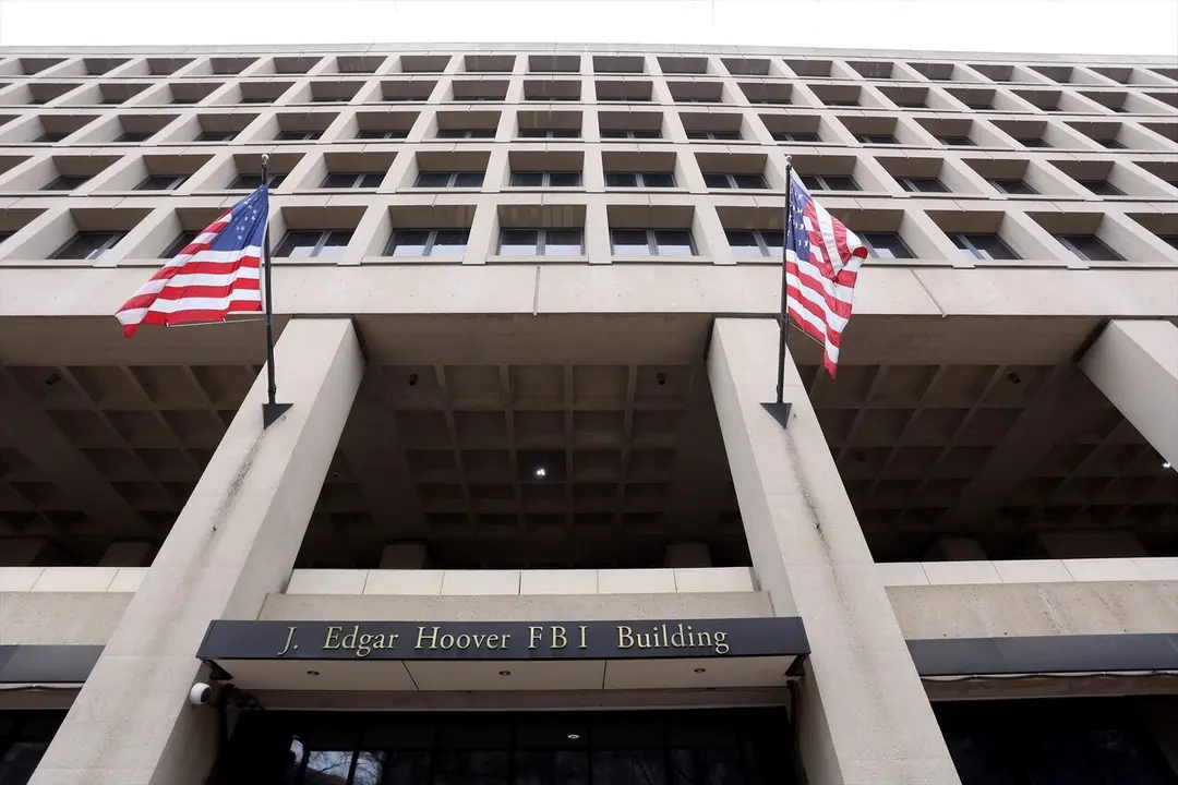 Banderas de Estados Unidos en la sede del FBI
- Europa Press/Contacto/Gent Shkullaku