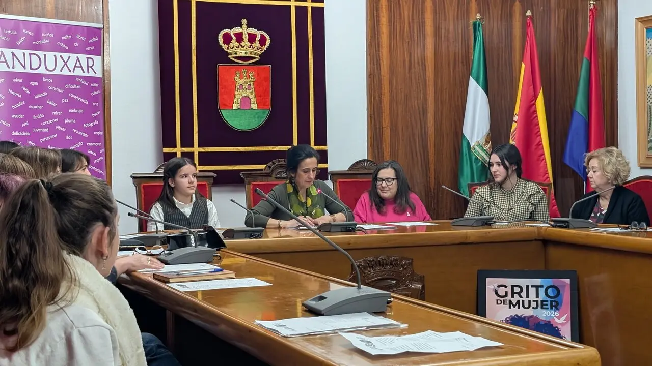 El recital &lsquo;Grito de Mujer&rsquo; llena de poes&iacute;a y reflexi&oacute;n el Sal&oacute;n de Plenos de Torredelcampo.