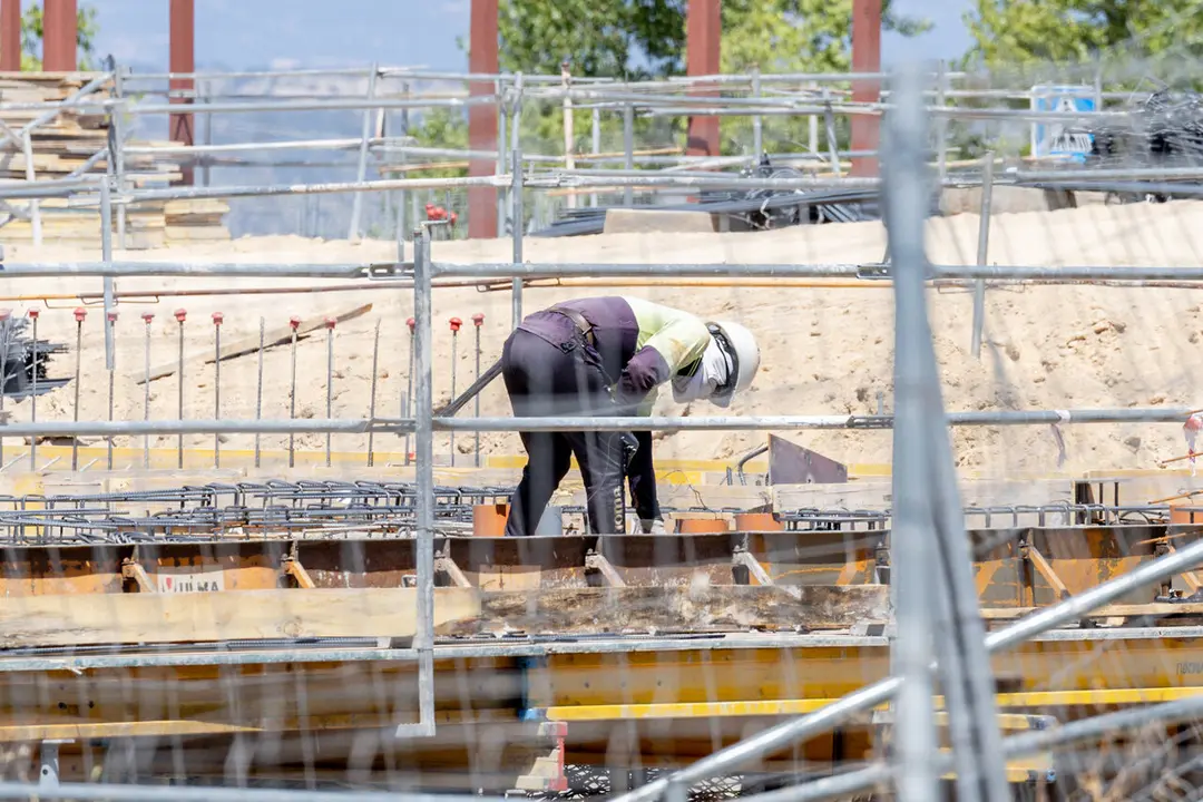 Un obrero trabaja en la construcci&oacute;n | Europa Press